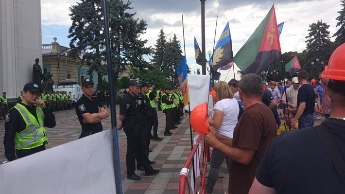 В Сети появилось видео митинга шахтеров у здания Верховной рады Украины